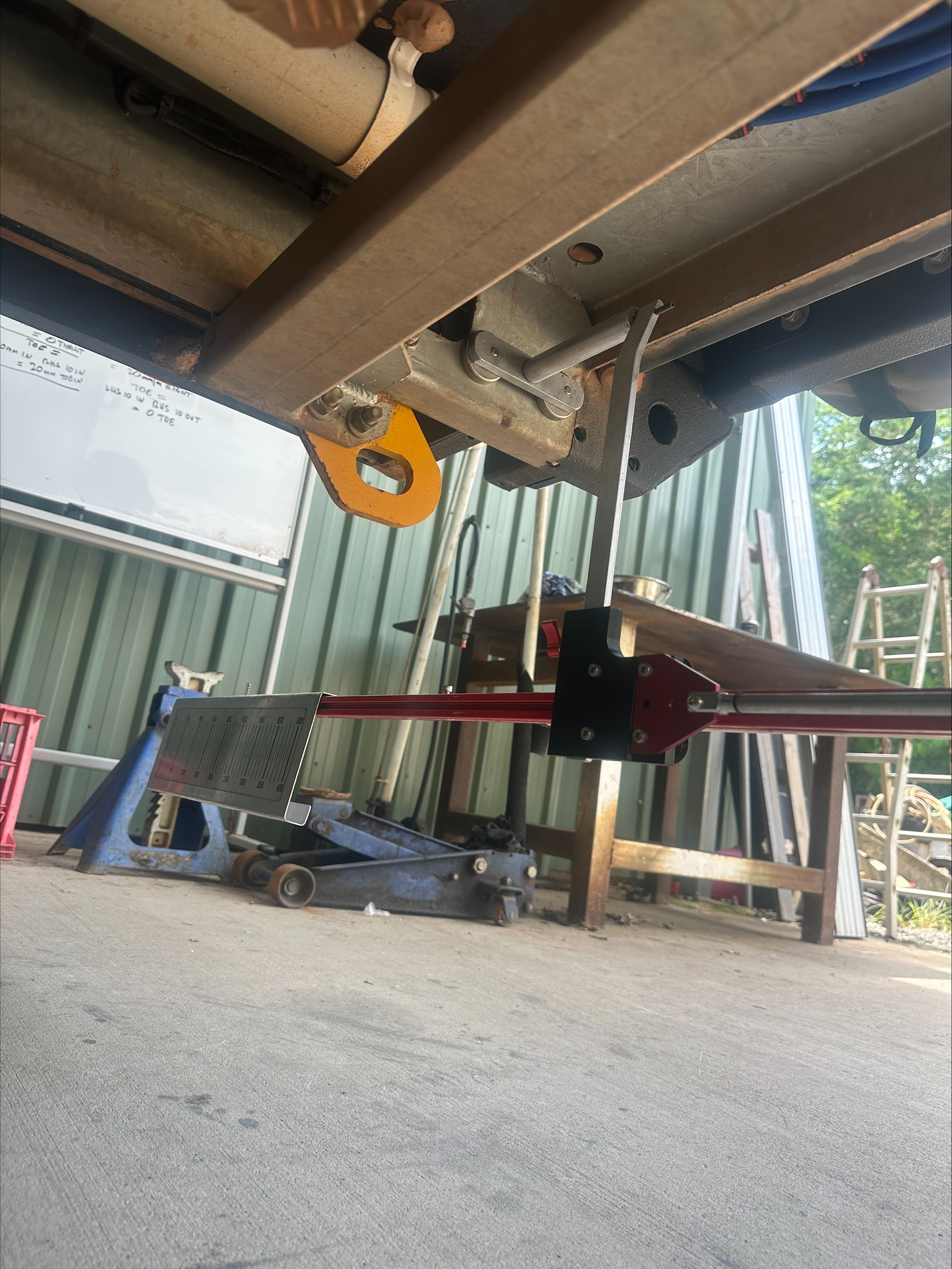 Laser alignment system targeting the caravan chassis centre line